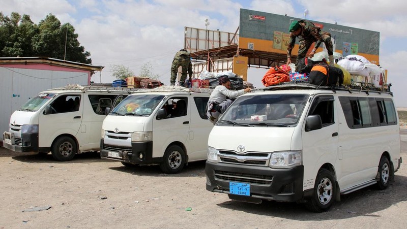 Para petugas polisi berjaga di pos pemeriksaan setelah, menurut koalisi yang didukung Saudi, Aidarous al-Zubaidi, pemimpin Dewan Transisi Selatan Yaman (STC), melarikan diri ke tempat yang tidak diketahui, di Aden, Yaman, 7 Januari 2026. (REUTERS/Fawaz Salman)