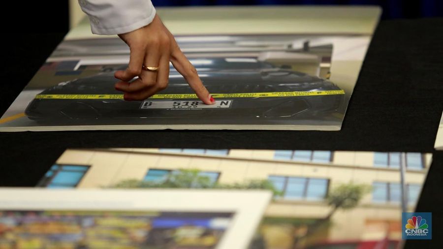 Sejumlah 2 unit mobil sitaan sebagai barang bukti Pengungkapan Kasus Illegal_Access, Pencucian Uang Yang Berasal Dari Perjudian Online di Gedung Awaloedin Djamin Bareskrim Polri, Jakarta, Rabu, (7/1/2026). (CNBC Indonesia/Muhamad Sabki)