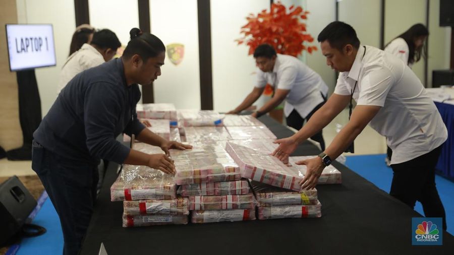 Sejumlah 2 unit mobil sitaan sebagai barang bukti Pengungkapan Kasus Illegal_Access, Pencucian Uang Yang Berasal Dari Perjudian Online di Gedung Awaloedin Djamin Bareskrim Polri, Jakarta, Rabu, (7/1/2026). (CNBC Indonesia/Muhamad Sabki)