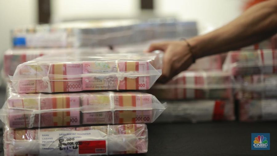 Petugas menyiapkan barang bukti uang pecahan rupiah Konferensi Pers Terkait Pengungkapan Kasus Illegal_Access, Pencucian Uang Yang Berasal Dari Perjudian Online di Gedung Awaloedin Djamin Bareskrim Polri, Jakarta, Rabu, (7/1/2026). (CNBC Indonesia/Muhamad Sabki)