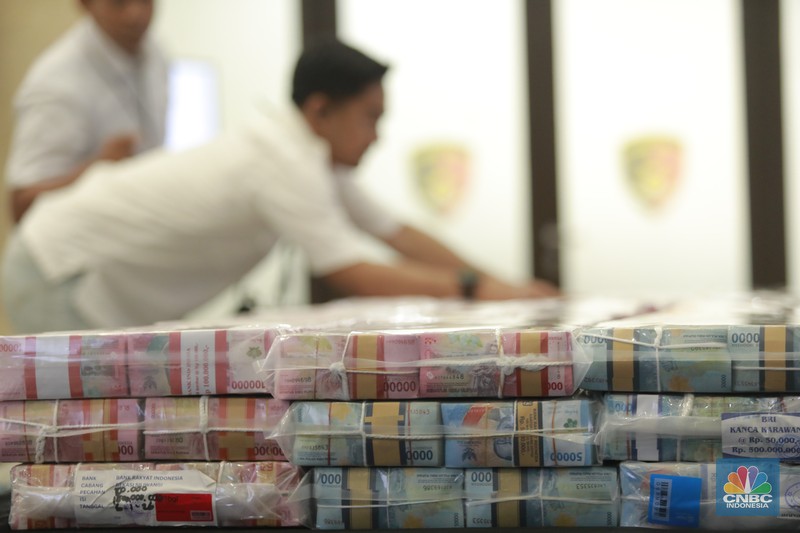 Sejumlah 2 unit mobil sitaan sebagai barang bukti Pengungkapan Kasus Illegal_Access, Pencucian Uang Yang Berasal Dari Perjudian Online di Gedung Awaloedin Djamin Bareskrim Polri, Jakarta, Rabu, (7/1/2026). (CNBC Indonesia/Muhamad Sabki)