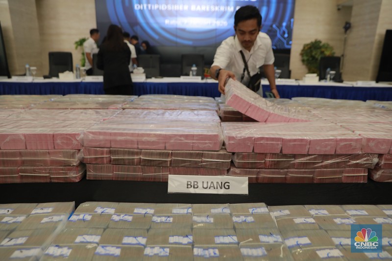 Sejumlah 2 unit mobil sitaan sebagai barang bukti Pengungkapan Kasus Illegal_Access, Pencucian Uang Yang Berasal Dari Perjudian Online di Gedung Awaloedin Djamin Bareskrim Polri, Jakarta, Rabu, (7/1/2026). (CNBC Indonesia/Muhamad Sabki)