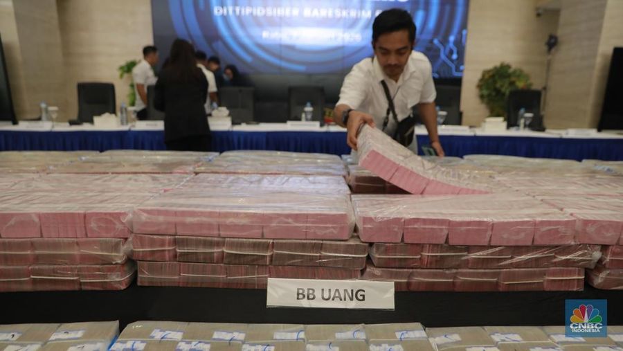 Sejumlah 2 unit mobil sitaan sebagai barang bukti Pengungkapan Kasus Illegal_Access, Pencucian Uang Yang Berasal Dari Perjudian Online di Gedung Awaloedin Djamin Bareskrim Polri, Jakarta, Rabu, (7/1/2026). (CNBC Indonesia/Muhamad Sabki)