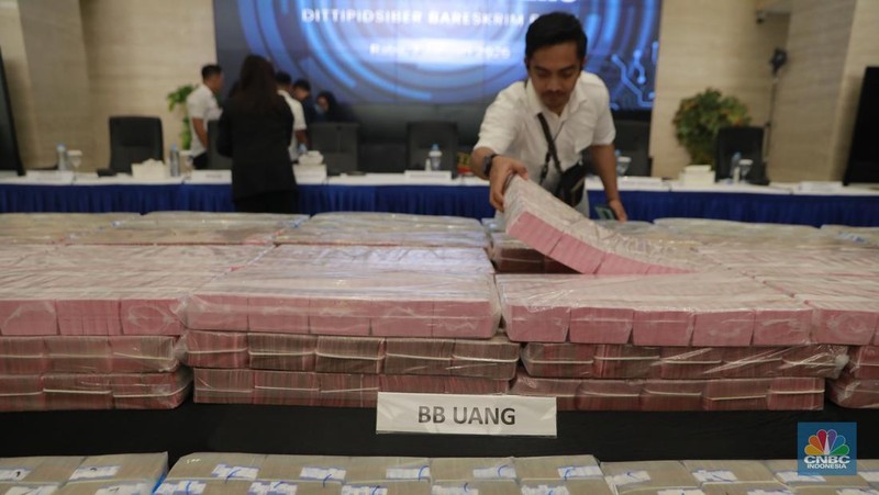 Sejumlah 2 unit mobil sitaan sebagai barang bukti Pengungkapan Kasus Illegal_Access, Pencucian Uang Yang Berasal Dari Perjudian Online di Gedung Awaloedin Djamin Bareskrim Polri, Jakarta, Rabu, (7/1/2026). (CNBC Indonesia/Muhamad Sabki)