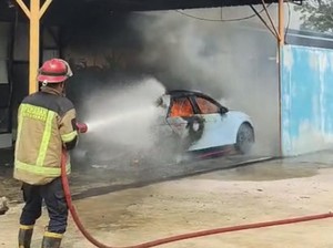 Mobil Listrik Terbakar saat Berada di Bengkel Kota Medan