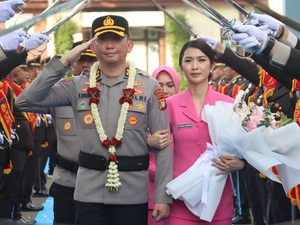 Momen Haru AKBP Victor Pamit dari Polres Tangsel, Ojol Ikut Melepas