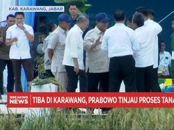 Video: Prabowo Tiba di Karawang, Tinjau Proses Tanam & Panen Padi