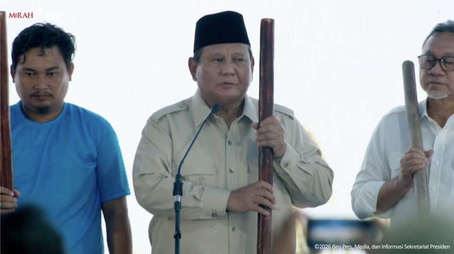 Presiden Prabowo Subianto saat melakukan seremonial dalam Panen Raya dan Pengumuman Swasembada Pangan, Karawang, Jawa Barat, Rabu (7/1/2026). (Tangkapan layar Youtube/Setpres RI)