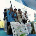 Presiden Prabowo Subianto saat melakukan seremonial dalam Panen Raya dan Pengumuman Swasembada Pangan, Karawang, Jawa Barat, Rabu (7/1/2026). (Tangkapan layar Youtube/Setpres RI)