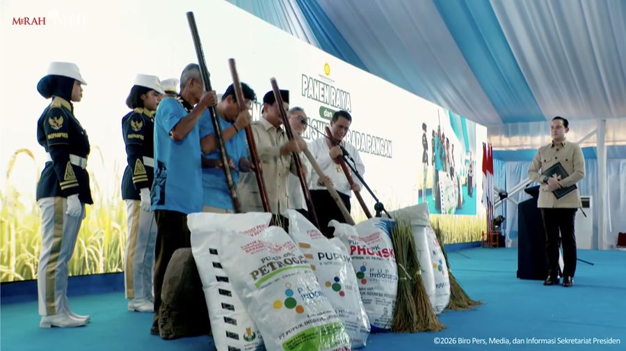 Presiden Prabowo Subianto saat melakukan seremonial dalam Panen Raya dan Pengumuman Swasembada Pangan, Karawang, Jawa Barat, Rabu (7/1/2026). (Tangkapan layar Youtube/Setpres RI)
