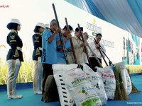 Presiden Prabowo Subianto saat melakukan seremonial dalam Panen Raya dan Pengumuman Swasembada Pangan, Karawang, Jawa Barat, Rabu (7/1/2026). (Tangkapan layar Youtube/Setpres RI)