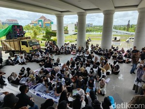 Ratusan Guru Honorer Lombok Tengah Demo Tolak PHK, Siap Tak Terima Gaji