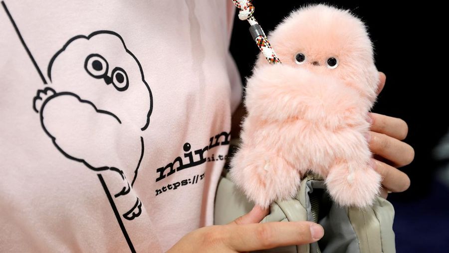 Para pengunjung melihat robot AiMe, robot pendamping AI untuk anak-anak, di stan TCL selama CES 2026, pameran dagang elektronik konsumen tahunan, di Las Vegas, Nevada, AS, 6 Januari 2026. (REUTERS/Steve Marcus)