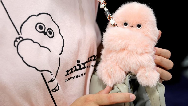 Para pengunjung melihat robot AiMe, robot pendamping AI untuk anak-anak, di stan TCL selama CES 2026, pameran dagang elektronik konsumen tahunan, di Las Vegas, Nevada, AS, 6 Januari 2026. (REUTERS/Steve Marcus)