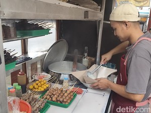 Baru Tahu! Bungkus Bubur Pakai Kertas Nasi di Tasikmalaya
