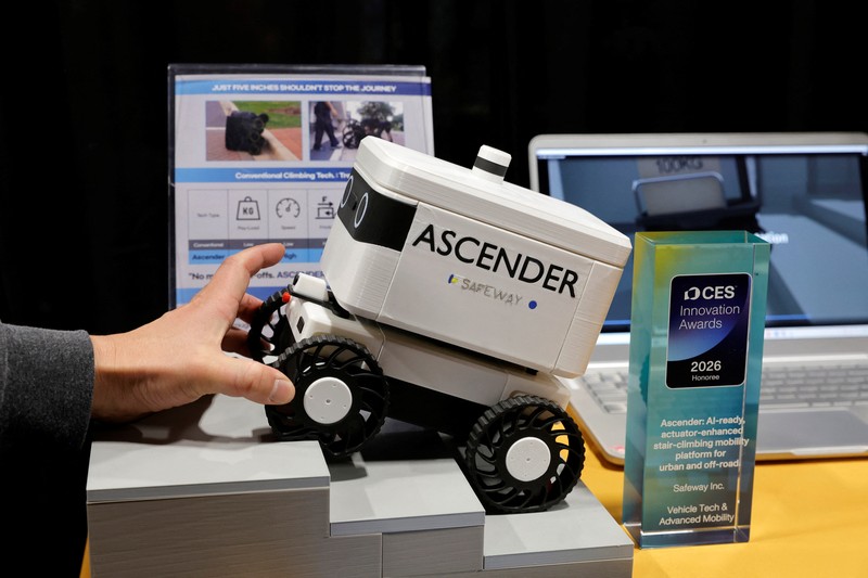 Para pengunjung melihat robot AiMe, robot pendamping AI untuk anak-anak, di stan TCL selama CES 2026, pameran dagang elektronik konsumen tahunan, di Las Vegas, Nevada, AS, 6 Januari 2026. (REUTERS/Steve Marcus)