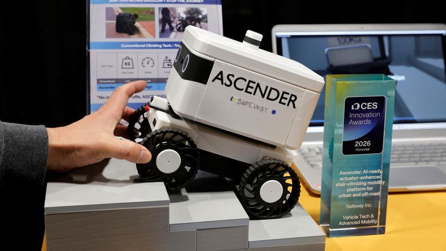 Para pengunjung melihat robot AiMe, robot pendamping AI untuk anak-anak, di stan TCL selama CES 2026, pameran dagang elektronik konsumen tahunan, di Las Vegas, Nevada, AS, 6 Januari 2026. (REUTERS/Steve Marcus)