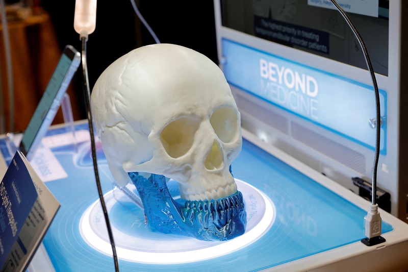 Para pengunjung melihat robot AiMe, robot pendamping AI untuk anak-anak, di stan TCL selama CES 2026, pameran dagang elektronik konsumen tahunan, di Las Vegas, Nevada, AS, 6 Januari 2026. (REUTERS/Steve Marcus)