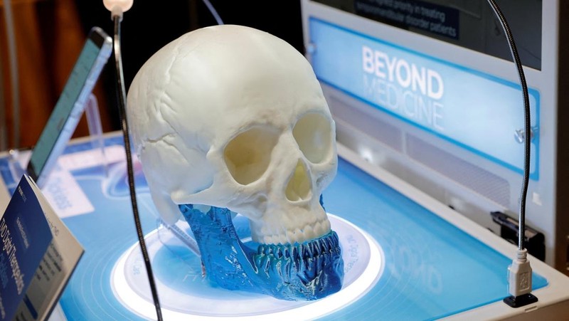 Para pengunjung melihat robot AiMe, robot pendamping AI untuk anak-anak, di stan TCL selama CES 2026, pameran dagang elektronik konsumen tahunan, di Las Vegas, Nevada, AS, 6 Januari 2026. (REUTERS/Steve Marcus)