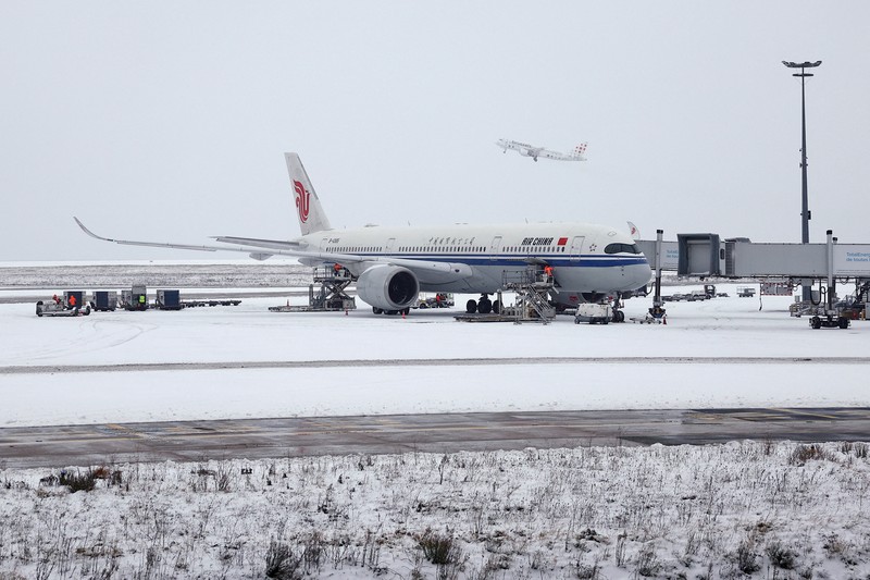 Ratusan penerbangan di Bandara Schiphol, Amsterdam, Belanda dibatalkan pada Rabu (7/1/2026) akibat badai salju, di tengah perkiraan gelombang dingin yang semakin buruk dan memicu gangguan perjalanan di sejumlah negara. (REUTERS/Piroschka Van De Wouw)