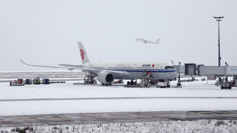 Ratusan penerbangan di Bandara Schiphol, Amsterdam, Belanda dibatalkan pada Rabu (7/1/2026) akibat badai salju, di tengah perkiraan gelombang dingin yang semakin buruk dan memicu gangguan perjalanan di sejumlah negara. (REUTERS/Piroschka Van De Wouw)