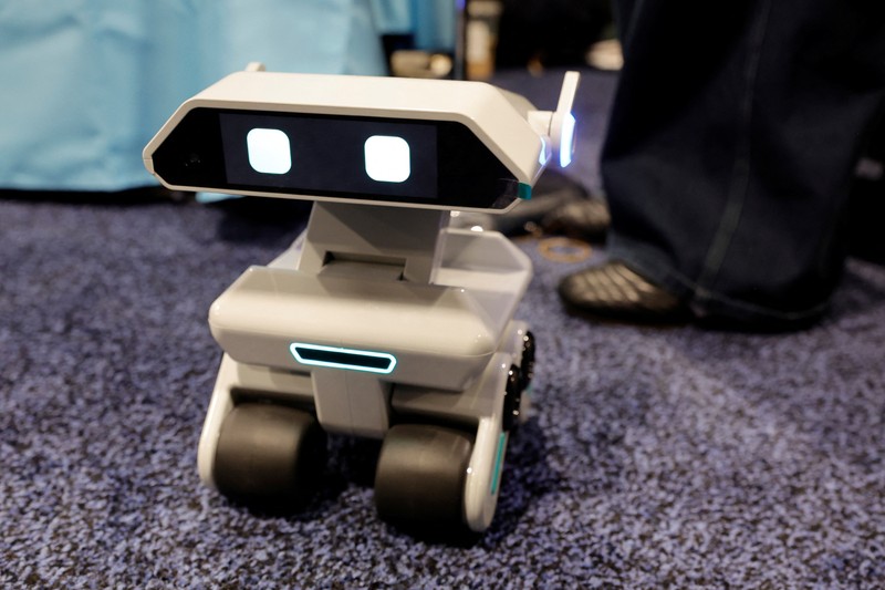 Para pengunjung melihat robot AiMe, robot pendamping AI untuk anak-anak, di stan TCL selama CES 2026, pameran dagang elektronik konsumen tahunan, di Las Vegas, Nevada, AS, 6 Januari 2026. (REUTERS/Steve Marcus)