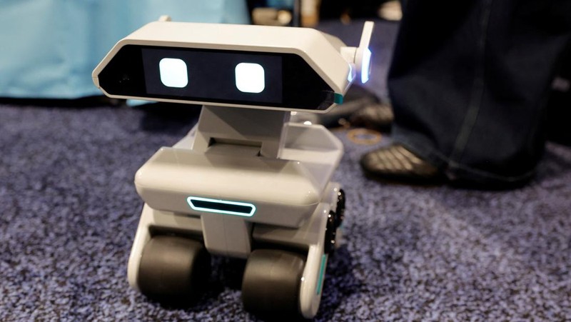 Para pengunjung melihat robot AiMe, robot pendamping AI untuk anak-anak, di stan TCL selama CES 2026, pameran dagang elektronik konsumen tahunan, di Las Vegas, Nevada, AS, 6 Januari 2026. (REUTERS/Steve Marcus)