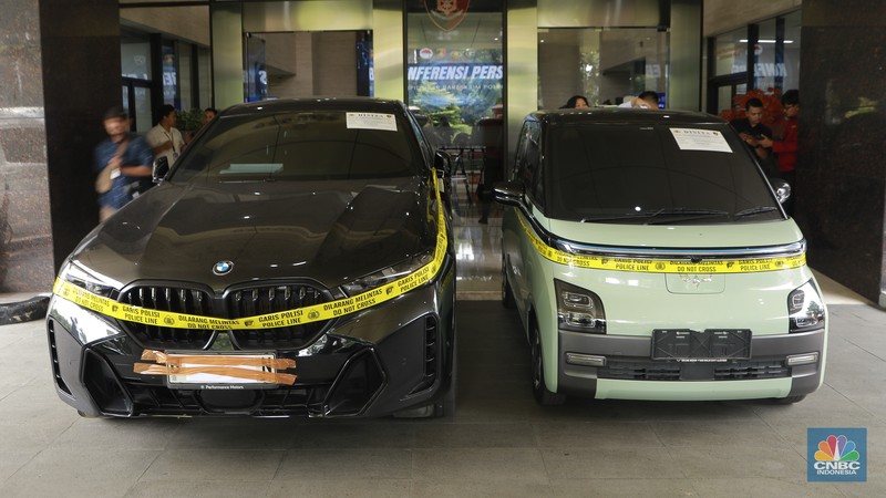Sejumlah 2 unit mobil sitaan sebagai barang bukti Pengungkapan Kasus Illegal_Access, Pencucian Uang Yang Berasal Dari Perjudian Online di Gedung Awaloedin Djamin Bareskrim Polri, Jakarta, Rabu, (7/1/2026). (CNBC Indonesia/Muhamad Sabki)