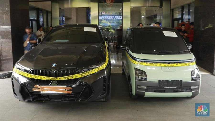 Sejumlah 2 unit mobil sitaan sebagai barang bukti Pengungkapan Kasus Illegal_Access, Pencucian Uang Yang Berasal Dari Perjudian Online di Gedung Awaloedin Djamin Bareskrim Polri, Jakarta, Rabu, (7/1/2026). (CNBC Indonesia/Muhamad Sabki)