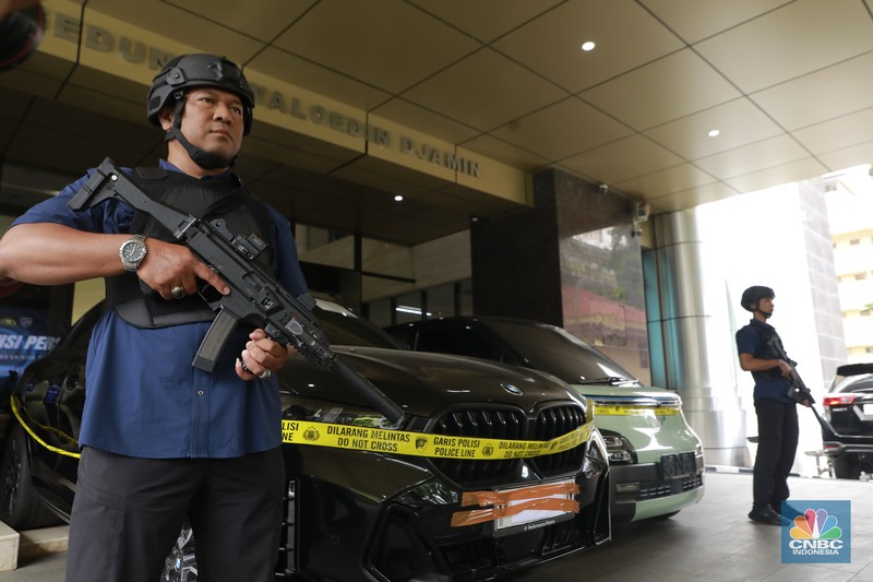 Sejumlah 2 unit mobil sitaan sebagai barang bukti Pengungkapan Kasus Illegal_Access, Pencucian Uang Yang Berasal Dari Perjudian Online di Gedung Awaloedin Djamin Bareskrim Polri, Jakarta, Rabu, (7/1/2026). (CNBC Indonesia/Muhamad Sabki)