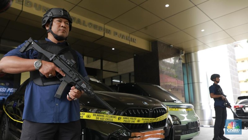 Sejumlah 2 unit mobil sitaan sebagai barang bukti Pengungkapan Kasus Illegal_Access, Pencucian Uang Yang Berasal Dari Perjudian Online di Gedung Awaloedin Djamin Bareskrim Polri, Jakarta, Rabu, (7/1/2026). (CNBC Indonesia/Muhamad Sabki)