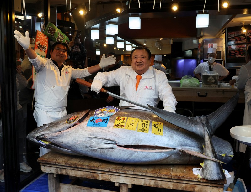 Seorang pengusaha restoran sushi berhasil membeli seekor tuna sirip biru raksasa di tempat lelang bergengsi di pasar ikan utama Tokyo, Senin (5/1/2026). (REUTERS/Kim Kyung-Hoon)