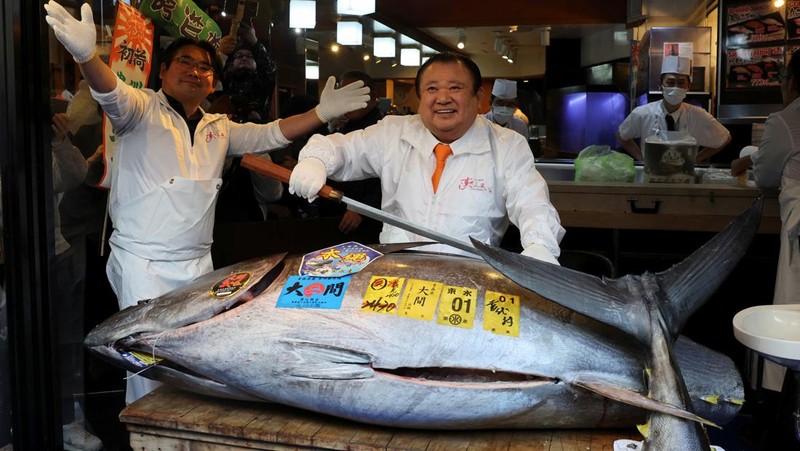 Seorang pengusaha restoran sushi berhasil membeli seekor tuna sirip biru raksasa di tempat lelang bergengsi di pasar ikan utama Tokyo, Senin (5/1/2026). (REUTERS/Kim Kyung-Hoon)