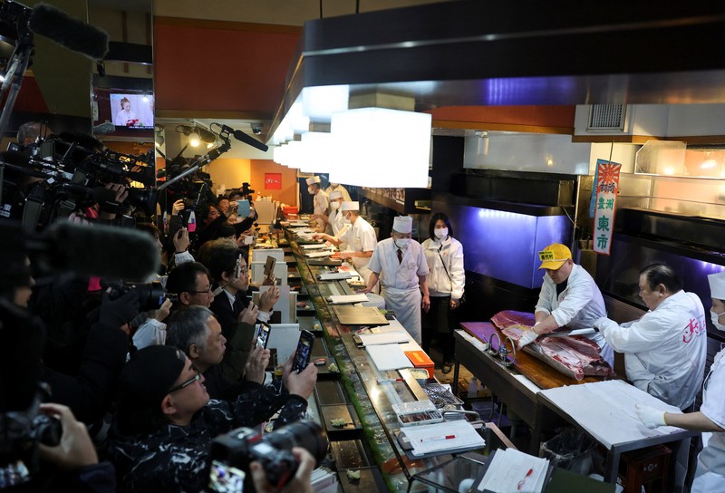 Seorang pengusaha restoran sushi berhasil membeli seekor tuna sirip biru raksasa di tempat lelang bergengsi di pasar ikan utama Tokyo, Senin (5/1/2026). (REUTERS/Kim Kyung-Hoon)