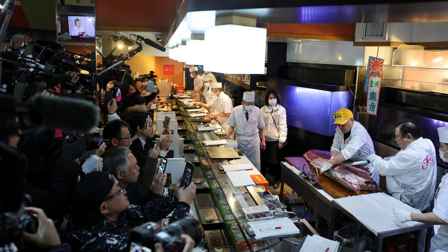 Seorang pengusaha restoran sushi berhasil membeli seekor tuna sirip biru raksasa di tempat lelang bergengsi di pasar ikan utama Tokyo, Senin (5/1/2026). (REUTERS/Kim Kyung-Hoon)