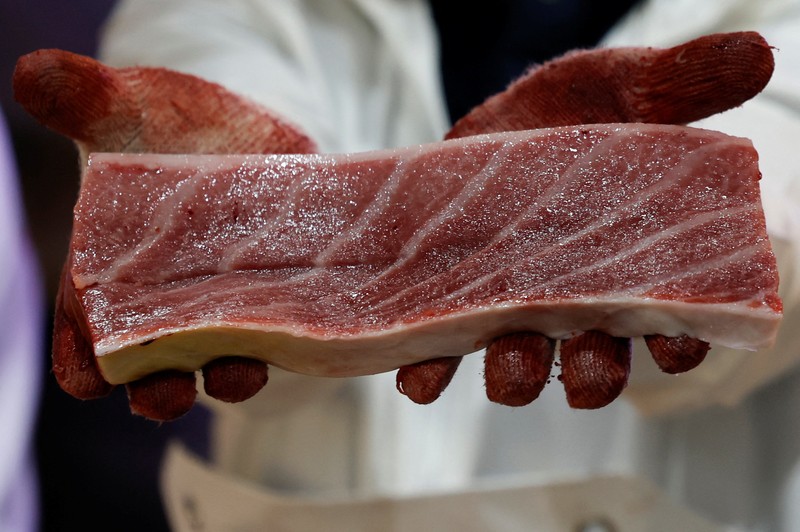 Seorang pengusaha restoran sushi berhasil membeli seekor tuna sirip biru raksasa di tempat lelang bergengsi di pasar ikan utama Tokyo, Senin (5/1/2026). (REUTERS/Kim Kyung-Hoon)