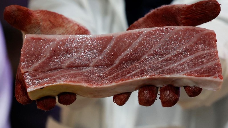 Seorang pengusaha restoran sushi berhasil membeli seekor tuna sirip biru raksasa di tempat lelang bergengsi di pasar ikan utama Tokyo, Senin (5/1/2026). (REUTERS/Kim Kyung-Hoon)