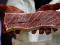 Seorang pengusaha restoran sushi berhasil membeli seekor tuna sirip biru raksasa di tempat lelang bergengsi di pasar ikan utama Tokyo, Senin (5/1/2026). (REUTERS/Kim Kyung-Hoon)