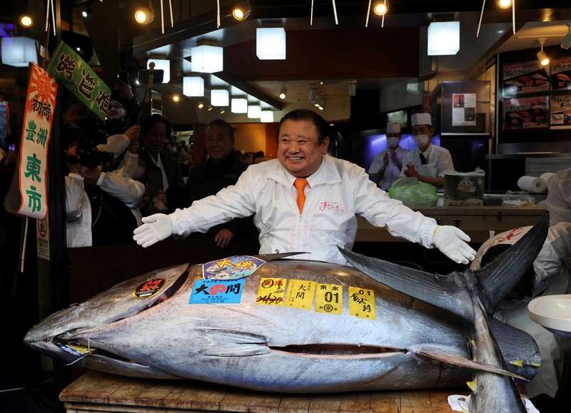 Seorang pengusaha restoran sushi berhasil membeli seekor tuna sirip biru raksasa di tempat lelang bergengsi di pasar ikan utama Tokyo, Senin (5/1/2026). (REUTERS/Kim Kyung-Hoon)