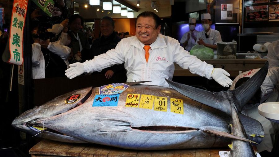 Seorang pengusaha restoran sushi berhasil membeli seekor tuna sirip biru raksasa di tempat lelang bergengsi di pasar ikan utama Tokyo, Senin (5/1/2026). (REUTERS/Kim Kyung-Hoon)