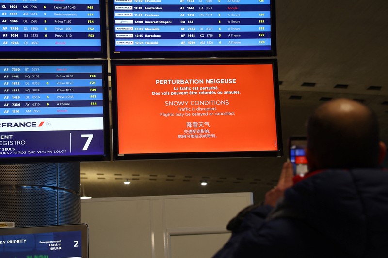 Ratusan penerbangan di Bandara Schiphol, Amsterdam, Belanda dibatalkan pada Rabu (7/1/2026) akibat badai salju, di tengah perkiraan gelombang dingin yang semakin buruk dan memicu gangguan perjalanan di sejumlah negara. (REUTERS/Piroschka Van De Wouw)