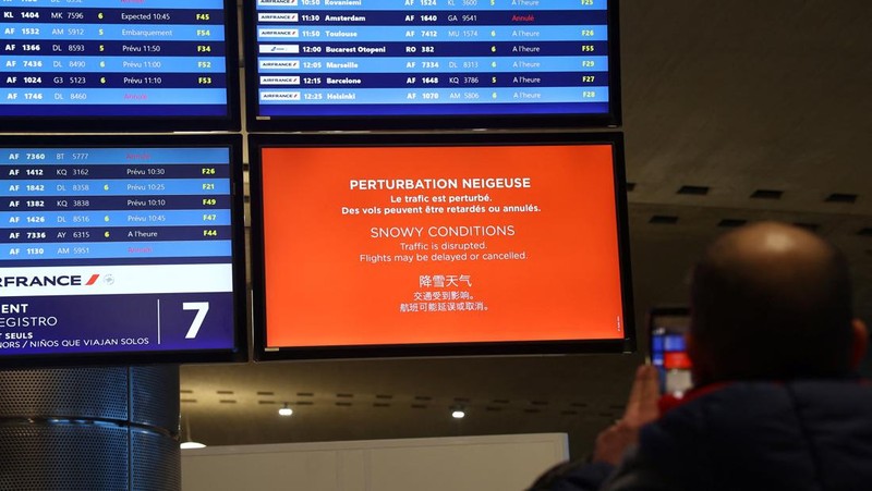 Ratusan penerbangan di Bandara Schiphol, Amsterdam, Belanda dibatalkan pada Rabu (7/1/2026) akibat badai salju, di tengah perkiraan gelombang dingin yang semakin buruk dan memicu gangguan perjalanan di sejumlah negara. (REUTERS/Piroschka Van De Wouw)