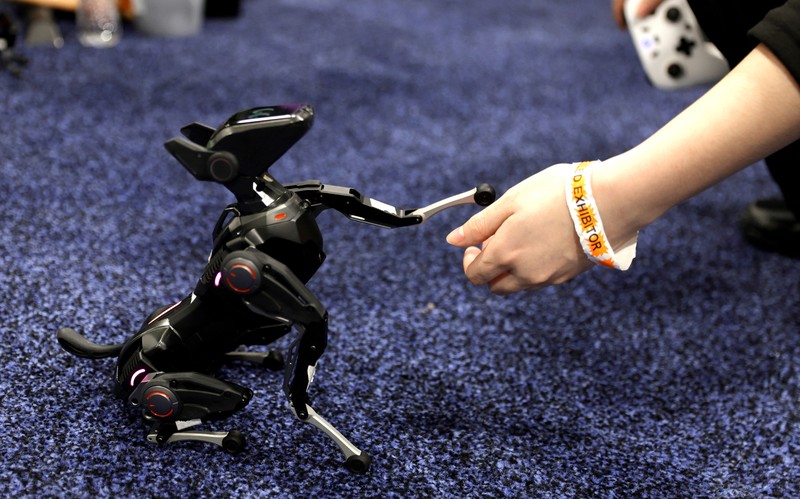 Para pengunjung melihat robot AiMe, robot pendamping AI untuk anak-anak, di stan TCL selama CES 2026, pameran dagang elektronik konsumen tahunan, di Las Vegas, Nevada, AS, 6 Januari 2026. (REUTERS/Steve Marcus)