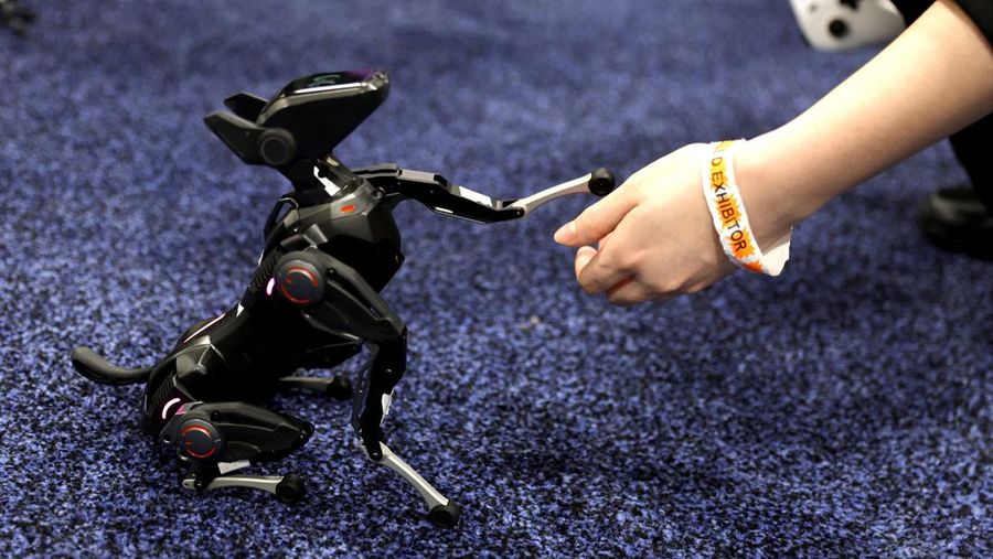Para pengunjung melihat robot AiMe, robot pendamping AI untuk anak-anak, di stan TCL selama CES 2026, pameran dagang elektronik konsumen tahunan, di Las Vegas, Nevada, AS, 6 Januari 2026. (REUTERS/Steve Marcus)