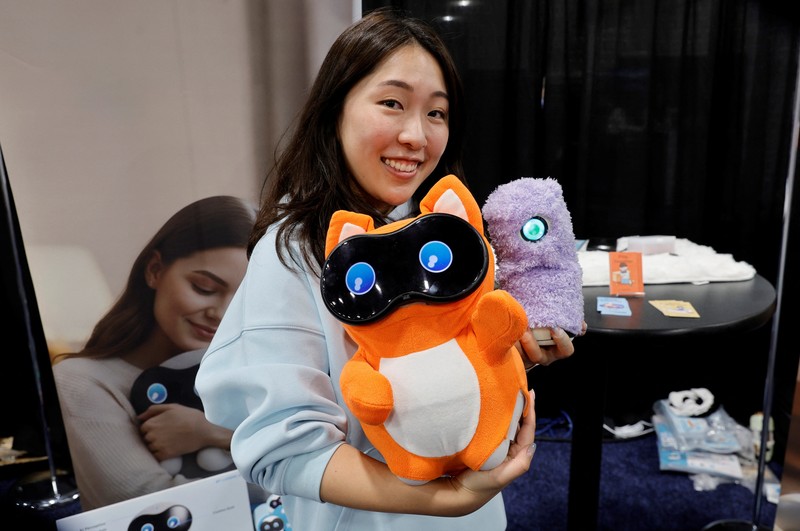 Para pengunjung melihat robot AiMe, robot pendamping AI untuk anak-anak, di stan TCL selama CES 2026, pameran dagang elektronik konsumen tahunan, di Las Vegas, Nevada, AS, 6 Januari 2026. (REUTERS/Steve Marcus)