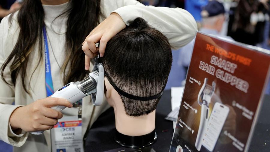 Para pengunjung melihat robot AiMe, robot pendamping AI untuk anak-anak, di stan TCL selama CES 2026, pameran dagang elektronik konsumen tahunan, di Las Vegas, Nevada, AS, 6 Januari 2026. (REUTERS/Steve Marcus)