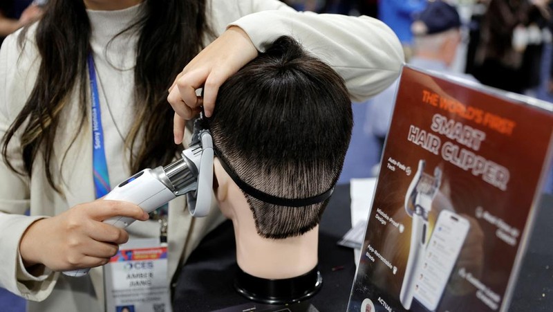 Para pengunjung melihat robot AiMe, robot pendamping AI untuk anak-anak, di stan TCL selama CES 2026, pameran dagang elektronik konsumen tahunan, di Las Vegas, Nevada, AS, 6 Januari 2026. (REUTERS/Steve Marcus)