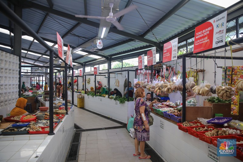 Suasana aktivitas jual beli di Pasar Kombongan, Kemayoran, Jakarta, Rabu (7/1/2026). (CNBC Indonesia/Faisal Rahman)