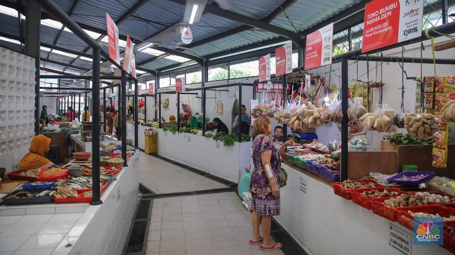 Suasana aktivitas jual beli di Pasar Kombongan, Kemayoran, Jakarta, Rabu (7/1/2026). (CNBC Indonesia/Faisal Rahman)