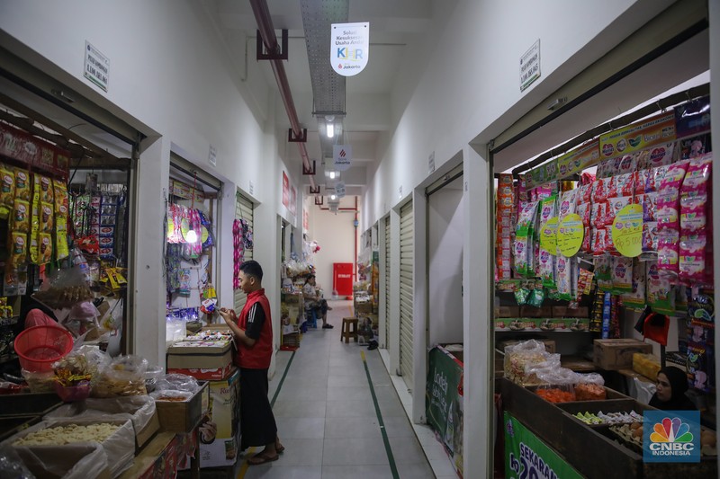 Suasana aktivitas jual beli di Pasar Kombongan, Kemayoran, Jakarta, Rabu (7/1/2026). (CNBC Indonesia/Faisal Rahman)